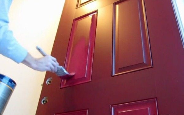 как покрасить деревянную дверь